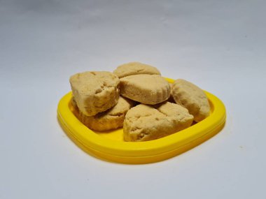 Sago adı verilen bu tatlı tatlı atıştırmalık un ve sarı bir kabın içinde kahverengi olan diğer malzemelerden yapılır.