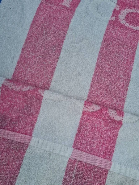 带纹理的白色粉色条纹纤维毛巾布 — 图库照片
