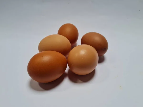 白色背景上的五个褐色鸡蛋 — 图库照片