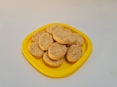 Şeker unundan yapılan tatlı sago keki ve sarı kabın içindeki diğer malzemeler.