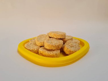 Şeker unundan yapılan tatlı sago keki ve sarı kabın içindeki diğer malzemeler.