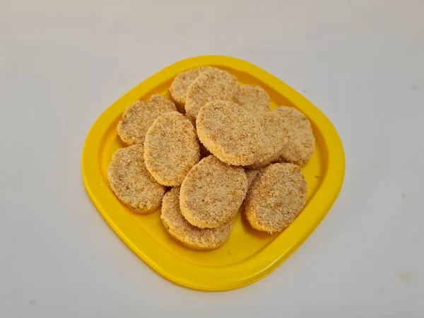 糖粉和其他配料制成的甜饼 装在一个黄色的容器里 — 图库照片