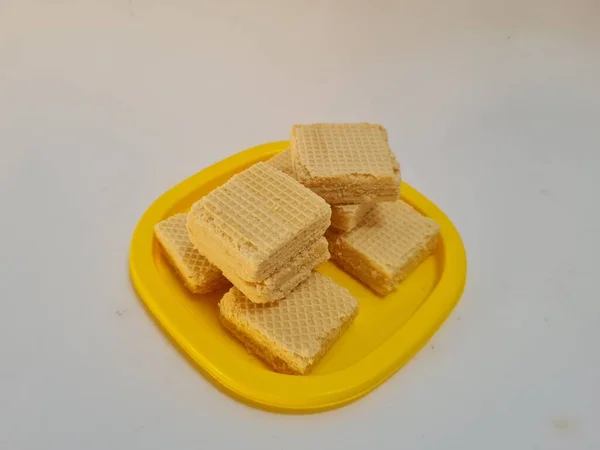 Snacks Hechos Azúcar Crujiente Dulce Polvo Llamados Obleas Recipiente Amarillo — Foto de Stock