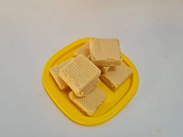 Snacks Hechos Azúcar Crujiente Dulce Polvo Llamados Obleas Recipiente Amarillo — Foto de Stock