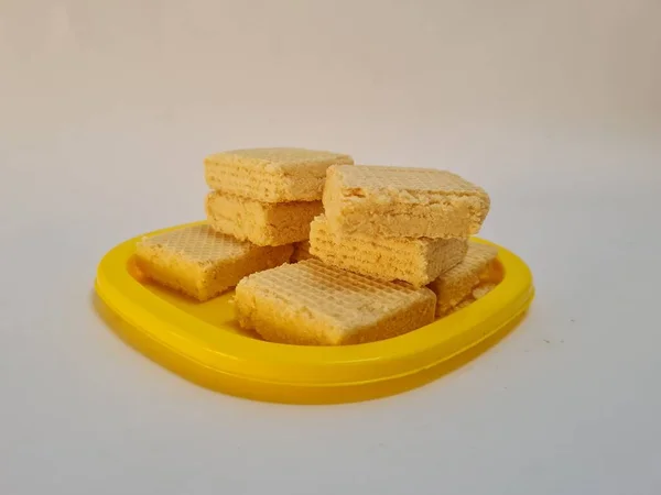 Snacks Hechos Azúcar Crujiente Dulce Polvo Llamados Obleas Recipiente Amarillo — Foto de Stock