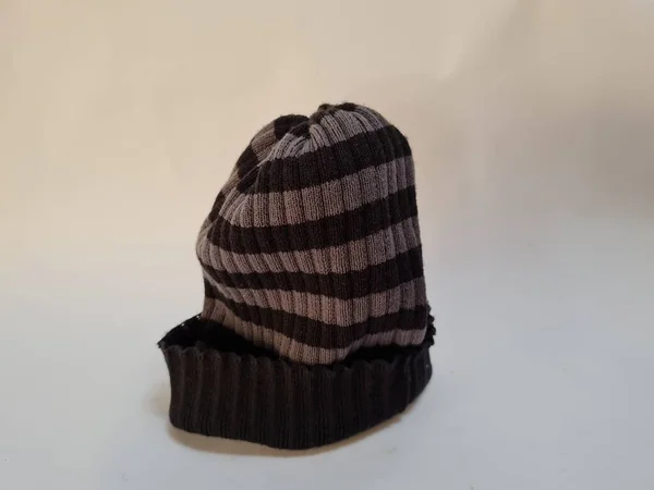 Черная Серая Полосатая Шляпа Ткани Подходящей Младенцев Малышей Белом Фоне — стоковое фото
