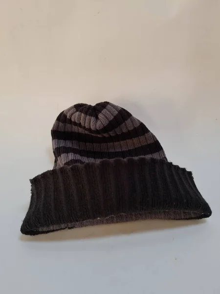 Μαύρο Και Γκρι Ριγέ Καπέλο Από Ύφασμα Κατάλληλο Για Βρέφη — Φωτογραφία Αρχείου