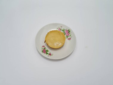 Çamurlu kek beyaza izole edilmiş