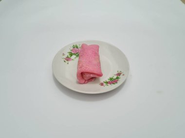 Kırmızı krep beyaza izole edilmiş.