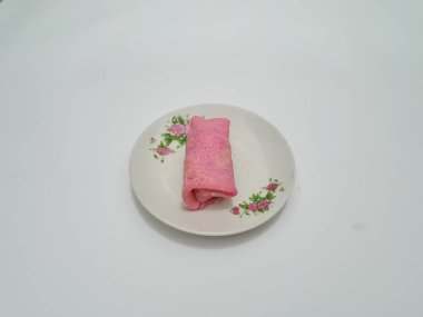 Kırmızı krep beyaza izole edilmiş.