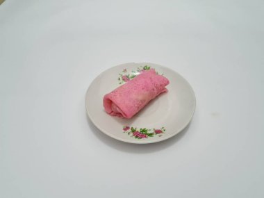 Kırmızı krep beyaza izole edilmiş.