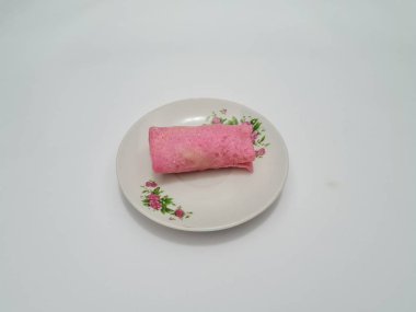 Kırmızı krep beyaza izole edilmiş.