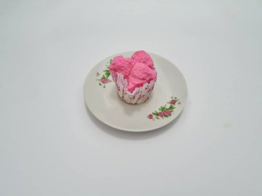 Buharda pişmiş çörekler beyazda soyutlanmış.