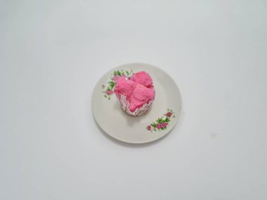 Buharda pişmiş çörekler beyazda soyutlanmış.