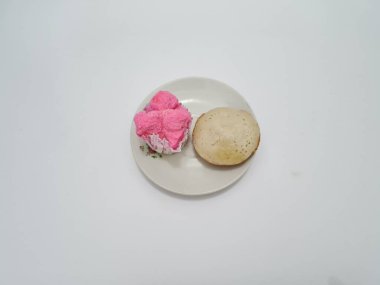 Apem kek ve buharda pişmiş çörekler beyazda izole edilmiş.