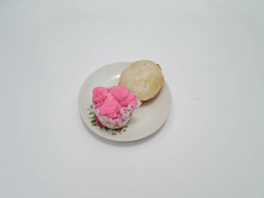 Apem kek ve buharda pişmiş çörekler beyazda izole edilmiş.