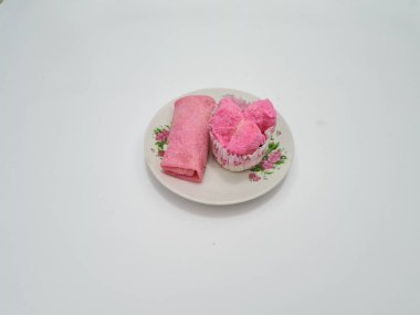 Kırmızı gözleme ve buharda pişmiş çörekler beyaz renkte izole edilmiş.