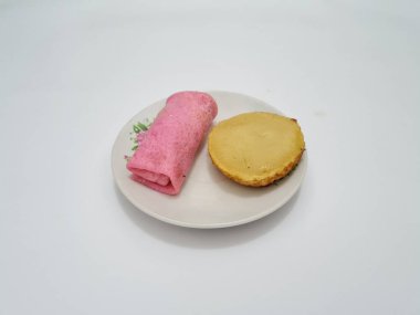 Kırmızı krep ve çamurlu kek beyaza izole edilmiş.