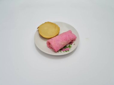 Kırmızı krep ve çamurlu kek beyaza izole edilmiş.