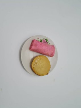 Kırmızı krep ve çamurlu kek beyaza izole edilmiş.