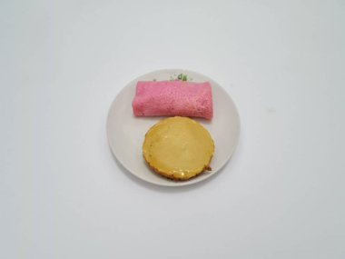 Kırmızı krep ve çamurlu kek beyaza izole edilmiş.