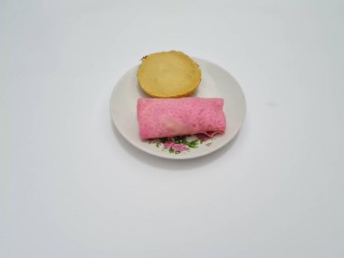 Kırmızı krep ve çamurlu kek beyaza izole edilmiş.