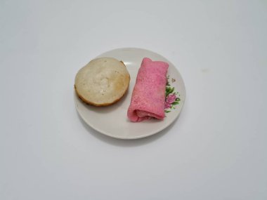 Kırmızı krep ve apem keki beyaza izole edilmiş.