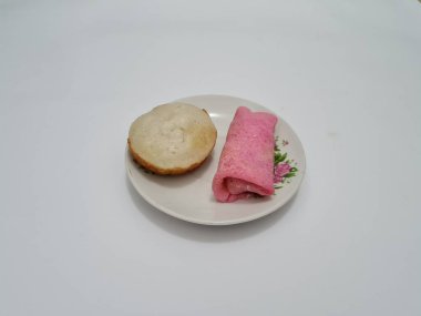 Kırmızı krep ve apem keki beyaza izole edilmiş.