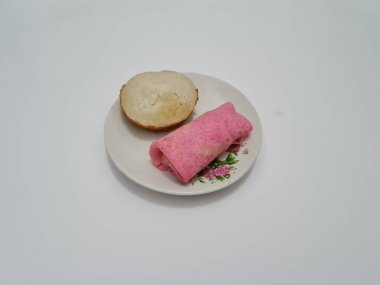 Kırmızı krep ve apem keki beyaza izole edilmiş.