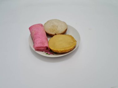 Kırmızı krep, çamur keki ve beyaz üzerine izole edilmiş apem keki.