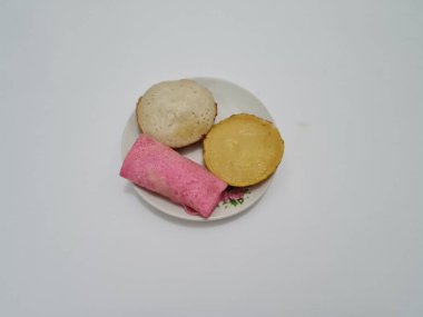 Kırmızı krep, çamur keki ve beyaz üzerine izole edilmiş apem keki.