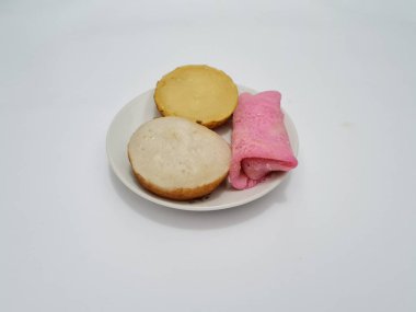 Kırmızı krep, çamur keki ve beyaz üzerine izole edilmiş apem keki.