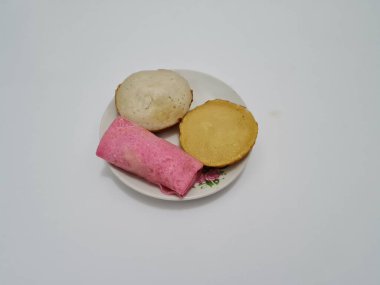 Kırmızı krep, çamur keki ve beyaz üzerine izole edilmiş apem keki.