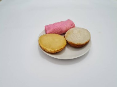 Kırmızı krep, çamur keki ve beyaz üzerine izole edilmiş apem keki.