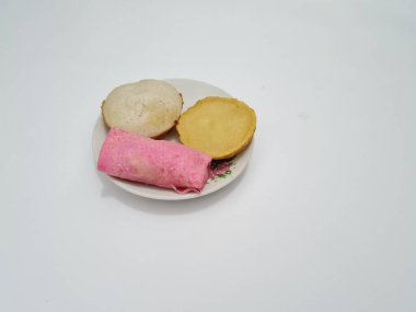 Kırmızı krep, çamur keki ve beyaz üzerine izole edilmiş apem keki.