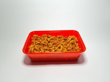 İzole edilmiş baharatlı makarna beyaz gri kombinasyon.