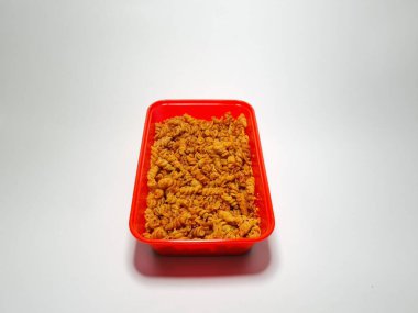 İzole edilmiş baharatlı makarna beyaz gri kombinasyon.