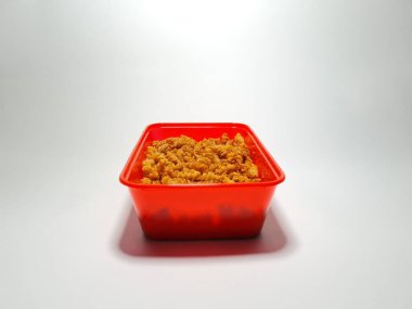 İzole edilmiş baharatlı makarna beyaz gri kombinasyon.