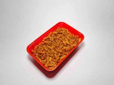 İzole edilmiş baharatlı makarna beyaz gri kombinasyon.