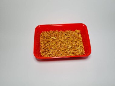 Kırmızı bir konteynırda izole edilmiş kızarmış erişte.