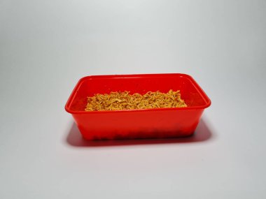 Kırmızı bir konteynırda izole edilmiş kızarmış erişte.