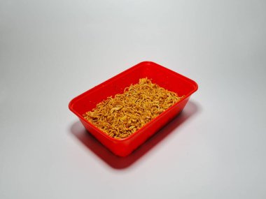 Kırmızı bir konteynırda izole edilmiş kızarmış erişte.