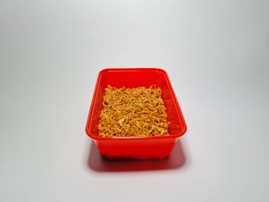 Kırmızı bir konteynırda izole edilmiş kızarmış erişte.