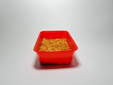 Kırmızı bir konteynırda izole edilmiş kızarmış erişte.