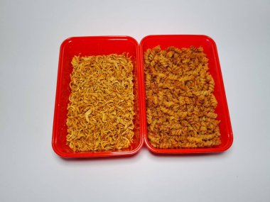 Baharatlı makarna ve beyaz ve gri kombinasyonda izole edilmiş baharatlı çıtır erişte.