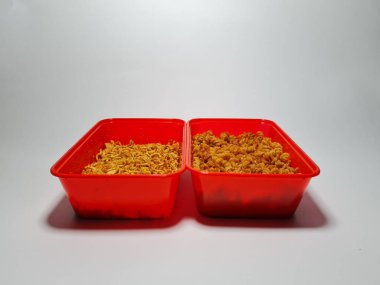 Baharatlı makarna ve beyaz ve gri kombinasyonda izole edilmiş baharatlı çıtır erişte.