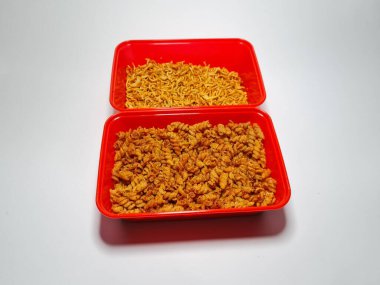 Baharatlı makarna ve beyaz ve gri kombinasyonda izole edilmiş baharatlı çıtır erişte.