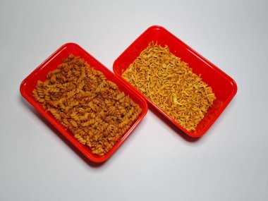 Baharatlı makarna ve beyaz ve gri kombinasyonda izole edilmiş baharatlı çıtır erişte.