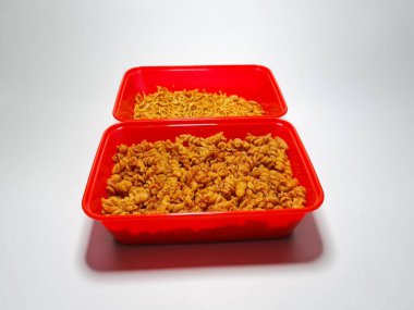 Baharatlı makarna ve beyaz ve gri kombinasyonda izole edilmiş baharatlı çıtır erişte.