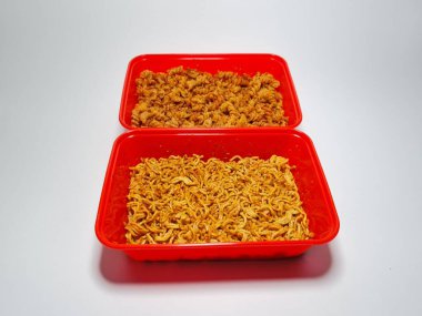 Baharatlı makarna ve beyaz ve gri kombinasyonda izole edilmiş baharatlı çıtır erişte.